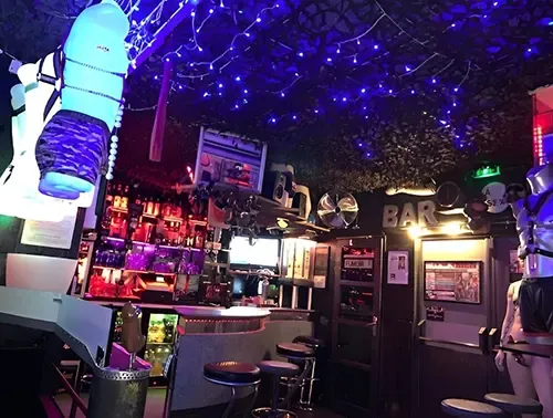 Boy's bar